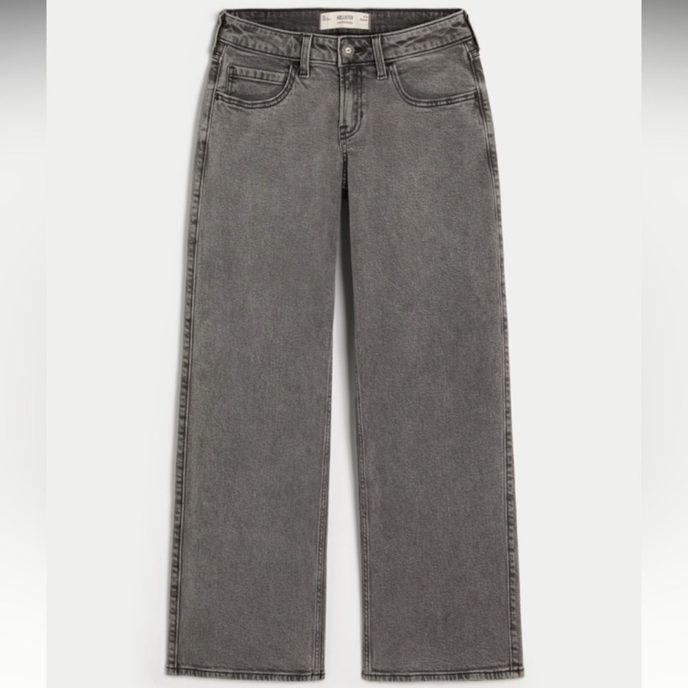 Gray Low-rise Jeans
NWOT
Size 6R
Perfect basic cute jeans + never worn before!